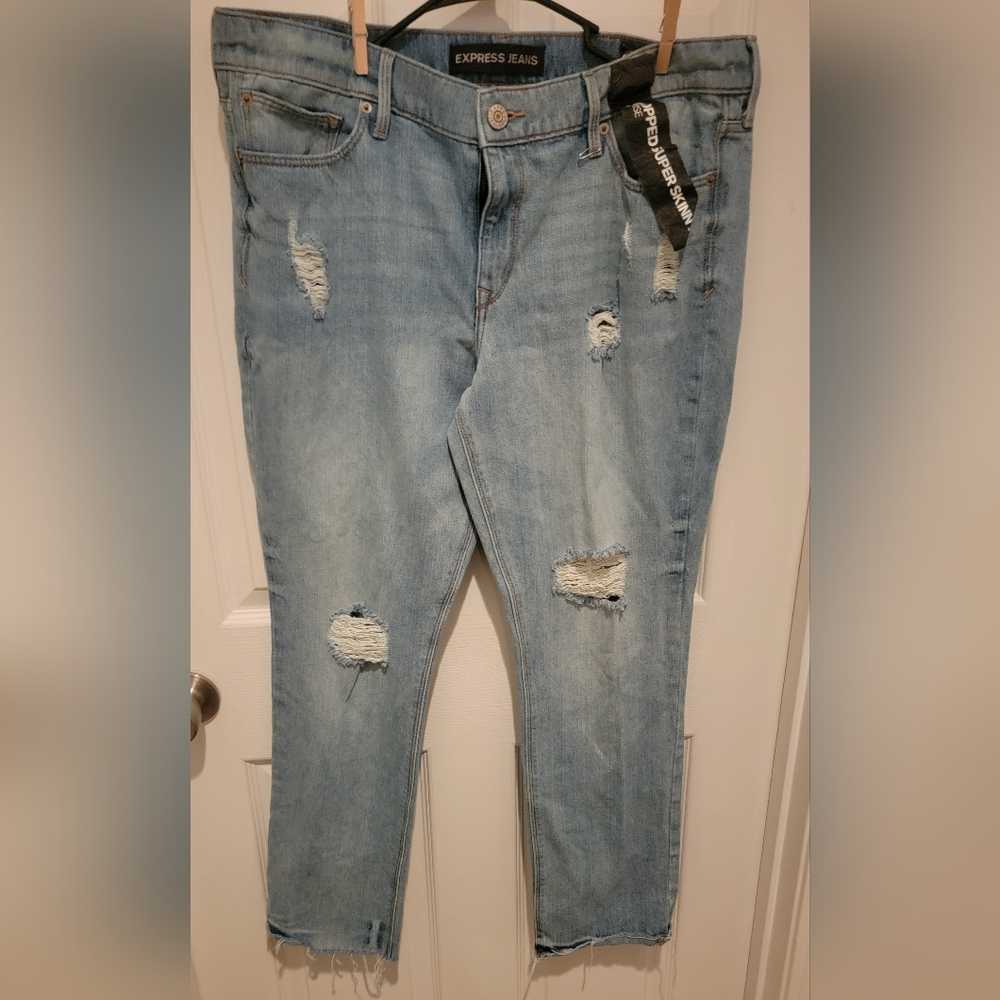 Express NWT mid-rise cropped DISTRESSED size 14